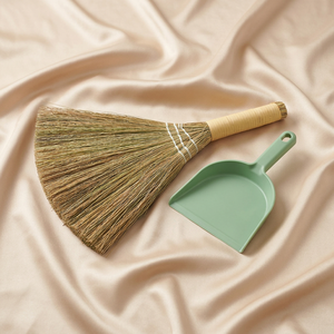 Petite balayette esthétique artisanale en paille naturelle pour dépoussiérer la table, idéale pour la maison, le bureau et la voiture - Product Image 5