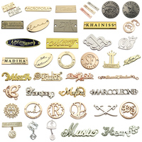 Plaques et Étiquettes Métalliques Personnalisées Pas Cher en Alliage de Zinc à 2 Trous avec Logo Gravé pour Chaussures / Vêtements / Sacs / Maillots de Bain