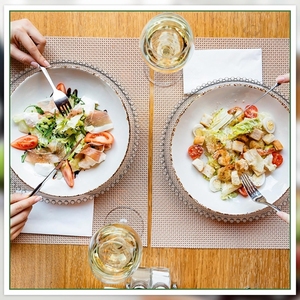 จานรองแก้วพลาสติกใสขนาด 13 นิ้ว แบบมีลูกปัด ขายส่งจำนวนมาก สำหรับงานแต่งงาน งานเลี้ยง งานเฉลิมฉลองฟุตบอล - Product Image 6