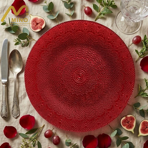Assiettes de présentation vintage rouges en verre, gaufrées et perlées, vente en gros pour mariages, événements, banquets et Noël - Product Image 3