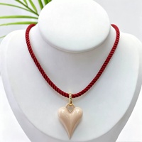 Collier pendentif grand cœur pointu en émail brillant couleur cuivre avec cordon torsadé en polyester pour femmes et jeunes filles – Vente en gros