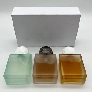 Coffret cadeau de parfum de luxe en vaporisateur avec des savons verts, bruns et noirs dans une boîte élégante pour offrir en cadeau, parfum boisé masculin - Product Image 2