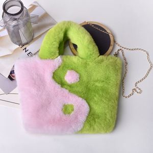 Sac fourre-tout de luxe en fourrure pour femme, collection automne-hiver 2023, avec fermeture éclair et lettres, sac à main moelleux de créateur - Product Image 4