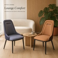 Chaise de salle à manger en cuir à dossier haut, rose poudré, avec lignes de surpiqûres argentées polies, pieds coniques foncés, pour salon ou villa