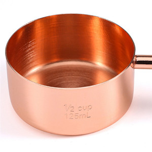 Ensemble professionnel de 4 tasses et cuillères à mesurer en acier inoxydable plaqué cuivre avec manche en bois de noyer écologique pour la cuisine à domicile - Product Image 5