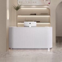 Bureau de réception incurvé de luxe moderne avec éclairage LED et design cannelé en MDF pour salon de beauté, bureau et restaurant