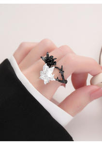 Nhẫn rối loạn lưỡng cực “Mandala đen trắng” là một chiếc nhẫn đa năng và cao cấp theo phong cách tối giản kiểu Pháp - Product Image 4