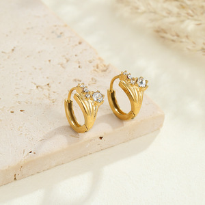 Pendientes de Corazón de Circonita para Mujer, Aros Huggie Dorados con Corazón Abierto, Joyería Fina y Delicada, Regalo para Ella, Estilo Diario, Boda, Novia - Product Image 3