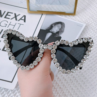 2023 nouvelle arrivée transfrontalière UV400 lunettes de soleil en diamant en forme de coeur optique pour femmes mode classique avec cadre PC