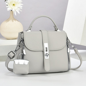 Sac à bandoulière classique pour femme avec rabat, sangle amovible, fermeture éclair, décoration à fermoir, en cuir synthétique microfibre - Product Image 4