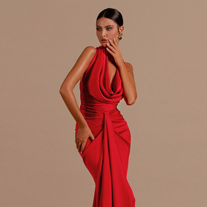 Robe de soirée élégante rouge en satin, coupe fourreau, longueur ras du sol, col bénitier, avec détails drapés, ajustée, sans manches, taille naturelle - Product Image 2