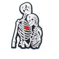 Pin de Solapa Esmaltado con Pareja de Esqueletos Góticos y Corazón Rojo