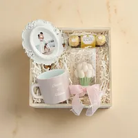 Boîte cadeau personnalisée avec un bouquet de photos et souvenirs