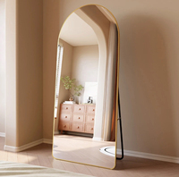 Miroir pleine longueur doré à cadre en aluminium, design capsule, sur pied, pour salon et chambre à coucher