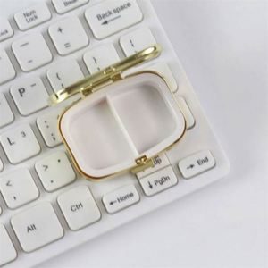 100 pièces prêtes à être expédiées, boîte à pilules ronde en métal à 3 compartiments avec PP de qualité alimentaire 3*2CM, argent/or/or rose, option de logo personnalisé - Product Image 4