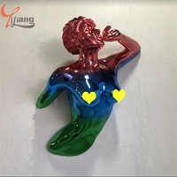 Statue féminine en résine de verre conçue sur mesure pour le processus de galvanoplastie Pop Art Sculpture nue murale de différentes couleurs
