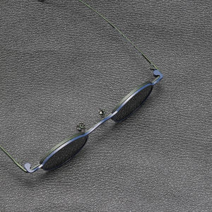 Gafas de sol con clip magnético retro unisex con lentes polarizadas Marco de titanio azul y negro Clip colgante ovalado Logo en la lente - Product Image 4