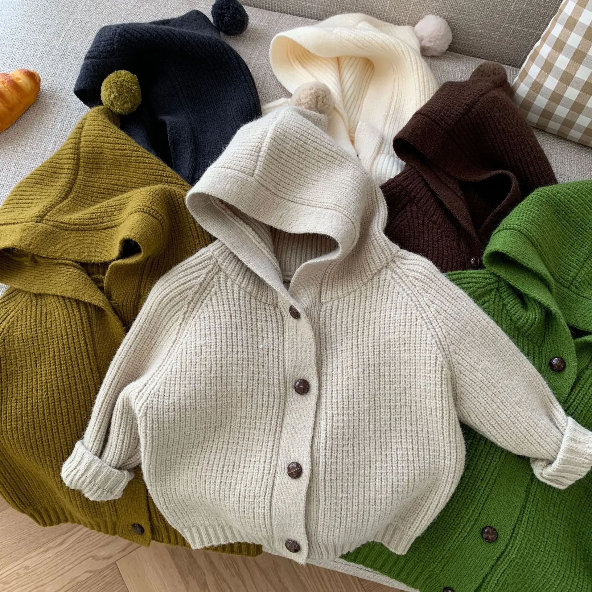 Prodotti di tendenza all'ingrosso corea spessa caldo inverno tinta unita Cardigan cappotto maglione lavorato a maglia con cappuccio a maniche lunghe per bambini