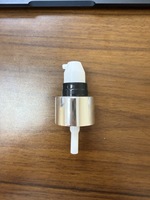 Pompe à crème 24/410 0,4 cc recouverte d'aluminium argenté brillant pour les soins quotidiens et la personnalisation des sérums et lotions acceptée en fonction de la couleur
