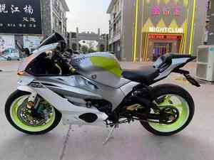 La <span class=keywords><strong>moto</strong></span> sportive <span class=keywords><strong>Yamaha</strong></span> <span class=keywords><strong>500cc</strong></span> à deux cylindres avec moteur à essence convient aux trajets urbains et aux expériences sur piste. - Product Image 5