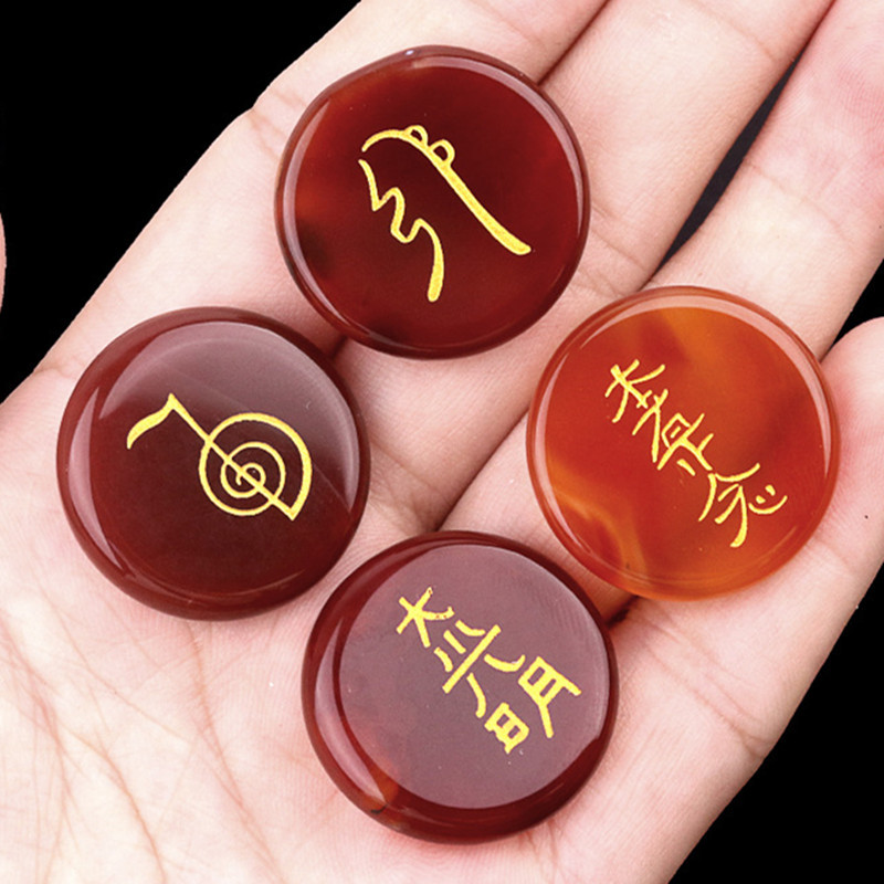 Un ensemble de quatre agates rouges