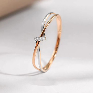 Anello a Fascia Semplice Bicolore dal Design Minimalista per Donne - Product Image 1