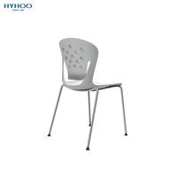 Chaise en plastique empilable grise moderne avec dossier découpé en feuilles