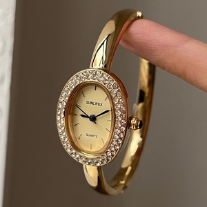 Montre-bracelet de luxe pour femme avec bracelet en acier inoxydable, design ovale en zircon 5A, mouvement à quartz 3 ATM, bracelet de 16 mm en alliage doré - Product Image 2