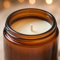 Bougie votive parfumée en cire de soja dans un verre ambré, design moderne pour la décoration de la maison lors des fêtes et des anniversaires