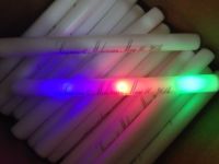 Bâtons lumineux en mousse néon Neon Glo LED 3 baguettes colorées clignotantes en forme de cône pour les mariages anniversaires Concerts fêtes d'halloween en vrac