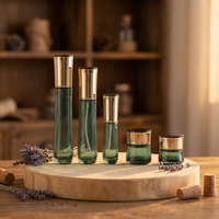 Lot de cosmétiques en verre écologique et recyclable avec bouchons à vis, pots à lotion et crème sérigraphiés pour l'emballage de produits de soin de la peau