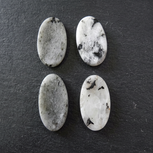 Pierres de méditation ovales en agate polie, sculptées à la main, en pierre précieuse naturelle du Gujarat, pour souvenir ou cadeau - Product Image 5