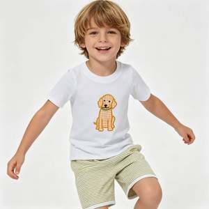 En stock: Conjunto de verano para niños pequeños con top de rayas y bordado de pez y pantalones cortos verdes. Ropa infantil al por mayor de fábrica para boutiques. - Product Image 4