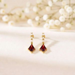 Pendientes Colgantes de Granate Natural en Forma de Cometa con Detalles de Circonita Cúbica en Oro de 18K o Plata de Ley 925, Elegantes Gemas Rojas - Product Image 1