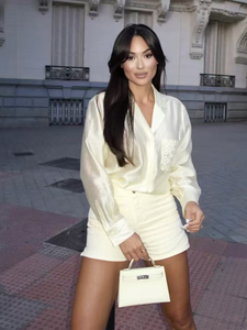 Camicia da Donna a Maniche Lunghe con Bottoni, Elegante Tinta Unita, Blusa Casual con Dettaglio Tasca Ricamata - Product Image 1