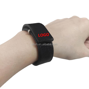 Prezzo all'Ingrosso Braccialetto Sottile da Uomo in Pelle Regolabile Nero/Marrone con Logo Inciso di Lusso - Product Image 6