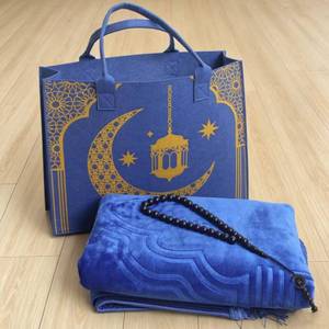 Tapis de prière musulman pliable antidérapant en flanelle, design original et livré avec un magnifique sac cadeau - Product Image 1