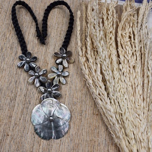 Collana Personalizzata a Forma di Fiore in Madreperla su Nylon Intrecciato per Donna - Product Image 4