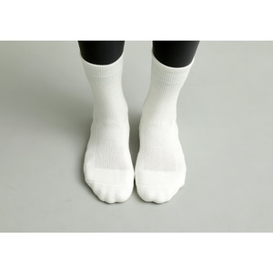 Chaussettes de randonnée haute performance pour femmes avec amorti épais et propriétés antibactériennes pour le sport et les activités de plein air - Product Image 6