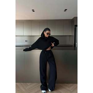 Ensemble de survêtement à capuche Black Stars, confortable, coupe-vent, respirant, personnalisé, décontracté pour l'hiver, grande taille, logo imprimé en strass - Product Image 4