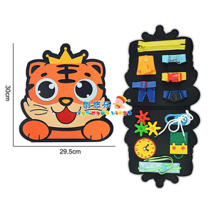 Livre d'activités Montessori EPT avec couronne de tigre mignonne, tableau d'activités en <span class=keywords><strong>feutre</strong></span> <span class=keywords><strong>pour</strong></span> les tout-petits, pratique <span class=keywords><strong>pour</strong></span> les vestes à fermeture éclair ou les chemises à boutons - Product Image 5