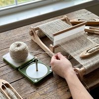 Support de Fil Portable pour Crochet et Tricot, Nouvelle Boîte Rotative Pliable Double Enrouleur de Fil 2026 pour Débutants