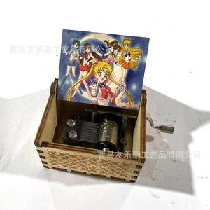 7 diseños regalo Popular melodí<span class=keywords><strong>a</strong></span> manivela de mano grabado con láser manivela de mano 6CM tamaño Mini Sailor Moon caja de música de madera juguete para niños - Product Image 5