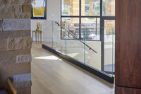 Système de balustrade en verre à base d'aluminium robuste et moderne avec profil en U pour balcon de villa, finition poli miroir, clôture de sécurité