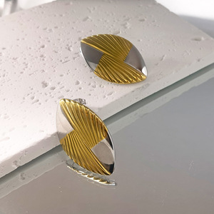 ต่างหูรูปใบไม้สองสีทรงเรขาคณิต ทอง เงิน โลหะ สำหรับงานปาร์ตี้ เครื่องประดับแฟชั่นสำหรับผู้หญิง - Product Image 1