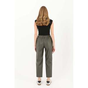 Pantalones de Piel Sintética para Mujer Puane con Cintura Elástica y Detalle de Bolsillo - Cómodos Pantalones de Piel Sintética Color Caqui con Corte Moderno, Modelo - Product Image 3