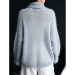 Pull à col roulé bleu clair duveteux pour femme, coupe décontractée - Product Image 1