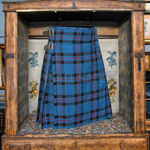 Dirndl européen vert foncé avec corsage élégant en velours - Product Image 3