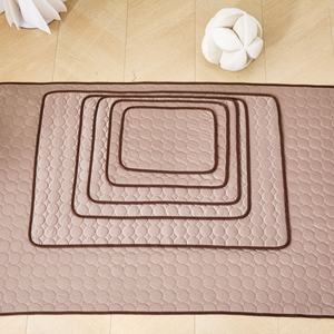 Moderne Sommer kühlung Haustier Matte einfarbig Eis Seide Katzen Hunde kalt erkennendes Kühl kissen Atmungsaktives Eis <span class=keywords><strong>Pad</strong></span> grenz überschreiten der Versand - Product Image 3