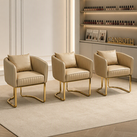 Fauteuil d'appoint moderne en similicuir rembourré avec structure en métal doré pour salon